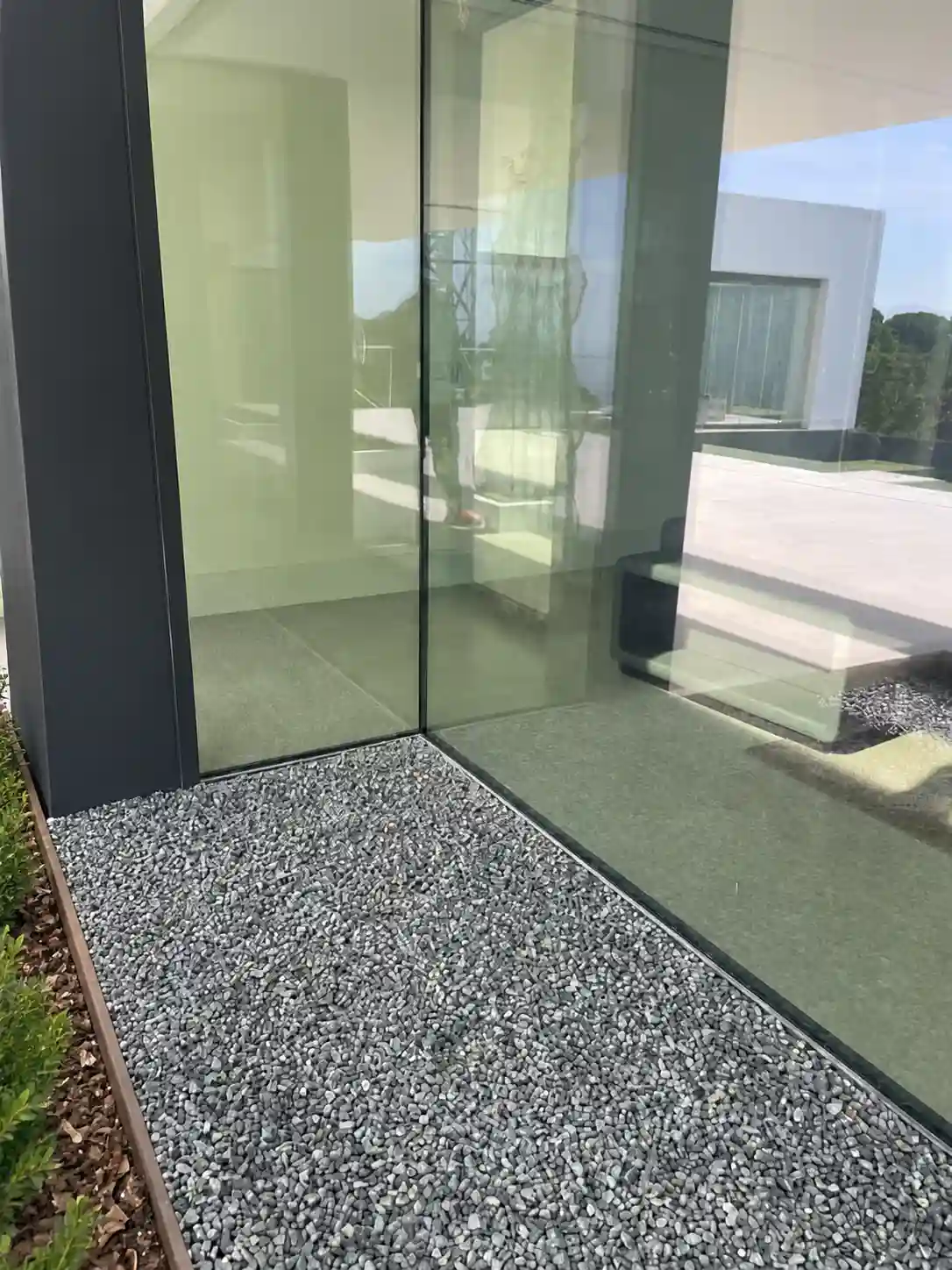 Slim aluminum profiles and large glass